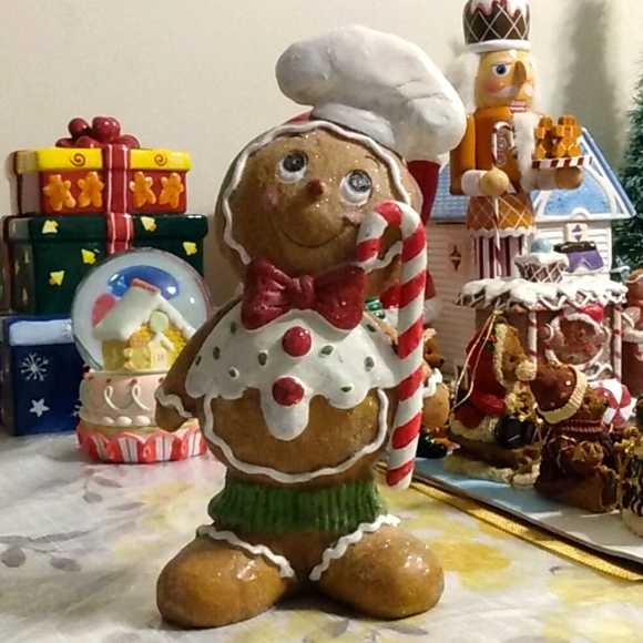 Gingerbread Christmas Baker Chef Figure - Picture 4 of 6